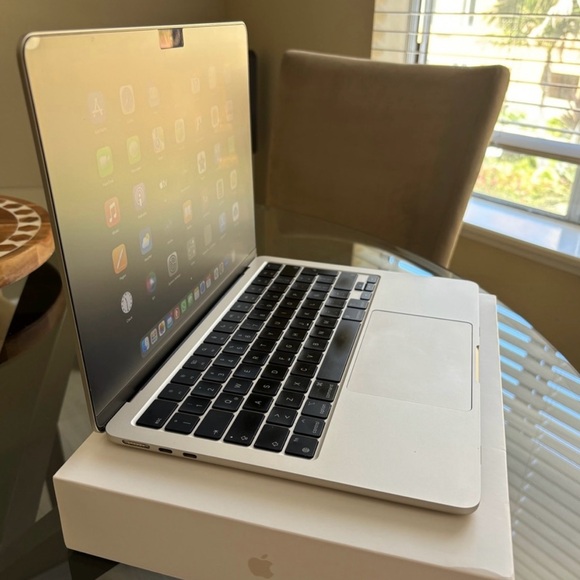 13-inch MacBook Air - Starlight - Picture 2 of 3